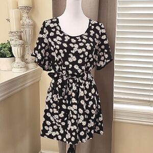 Young USA® Casual Spring Romper with Front Tie- Daisy print,size L, EUC